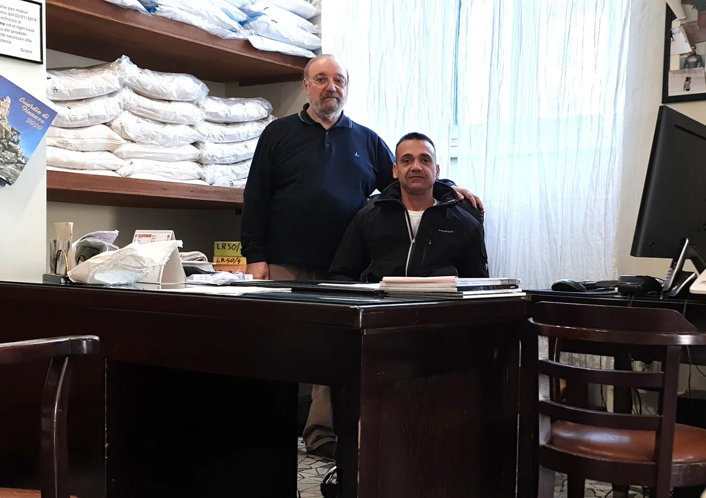 La famiglia Saccà nel negozio di Livorno